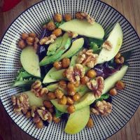 Ensalada con garbanzos crujientes y vinagreta de curry