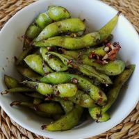 Edamame salteado con soja, sésamo y ajo